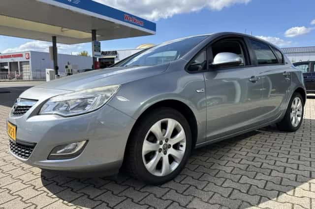 Opel Astra (2011) thumbnail 5