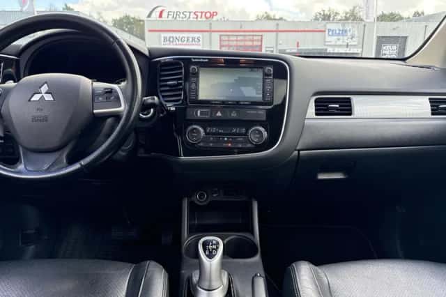 Mitsubishi Outlander (2013) thumbnail 2