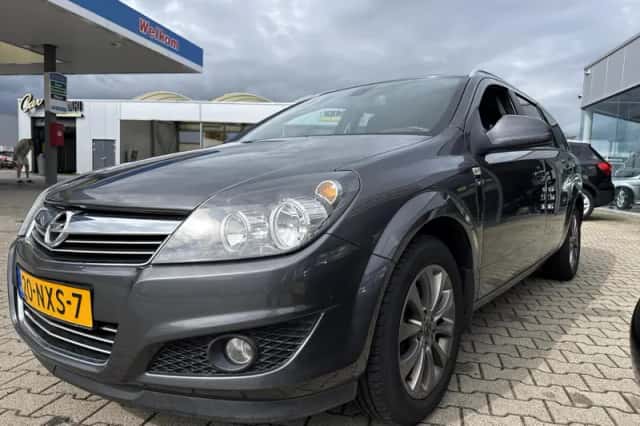 Opel Astra (2010) thumbnail 3