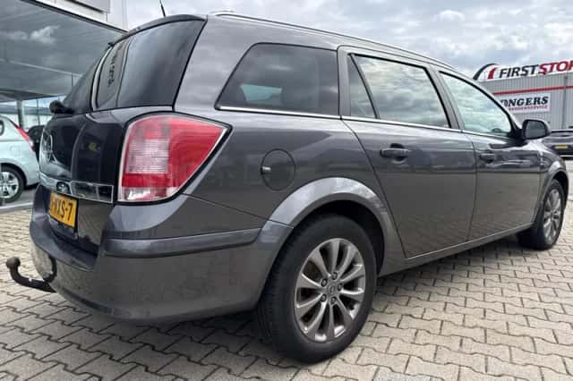 Opel Astra (2010) thumbnail 4