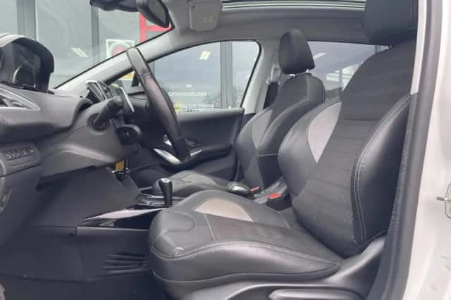 Peugeot 2008 (2015) thumbnail 2