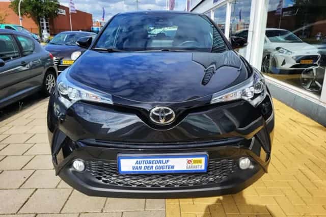 Toyota C-HR (2018) thumbnail 2