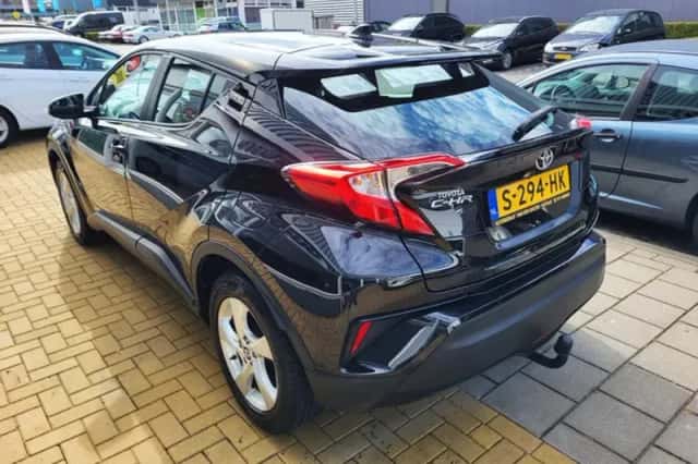 Toyota C-HR (2018) thumbnail 4