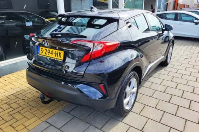 Toyota C-HR (2018) thumbnail 6