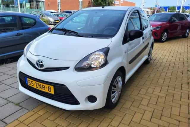 Toyota Aygo (2012) thumbnail 3