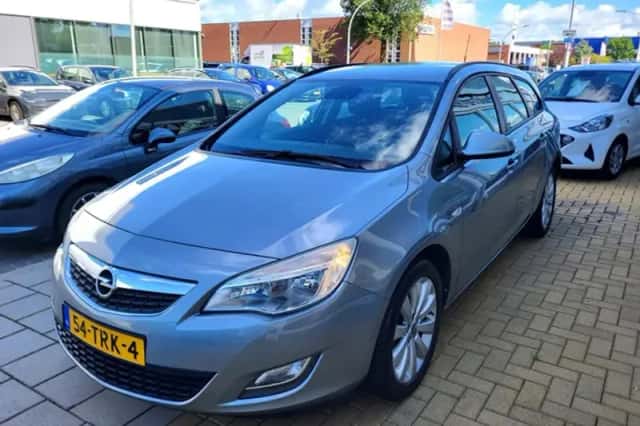 Opel Astra (2011) thumbnail 3
