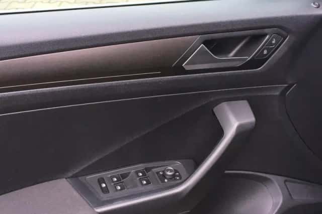 Volkswagen T-Roc (2018) thumbnail 5