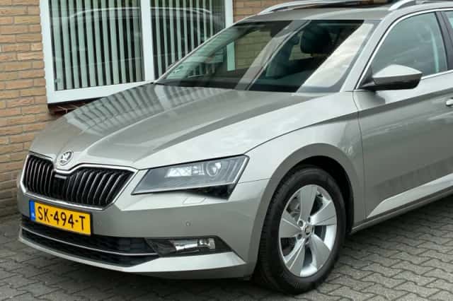 Škoda Superb (2018) thumbnail 2