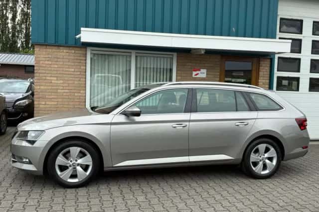 Škoda Superb (2018) thumbnail 3