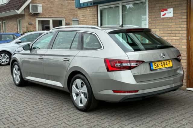 Škoda Superb (2018) thumbnail 4