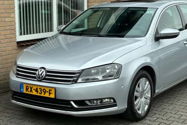 Volkswagen Passat (2010) thumbnail 2