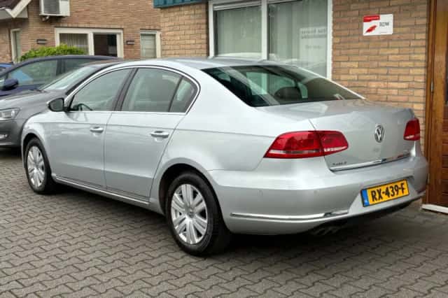 Volkswagen Passat (2010) thumbnail 3