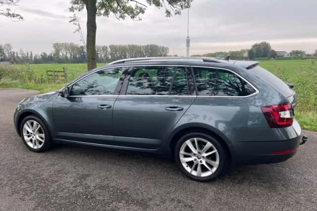 Škoda Octavia (2018) thumbnail 3