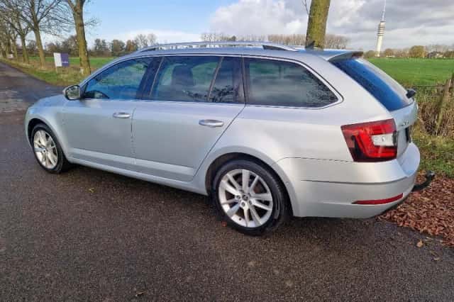 Škoda Octavia (2019) thumbnail 4