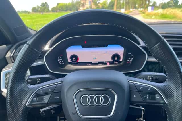 Audi Q3 (2021) thumbnail 3