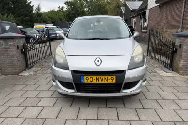 Renault Scénic (2010) thumbnail 2