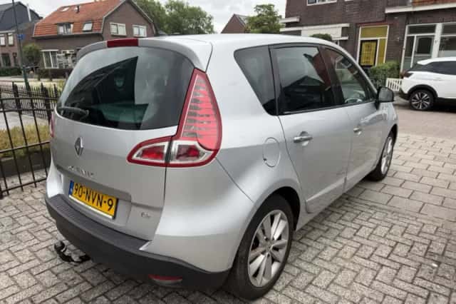 Renault Scénic (2010) thumbnail 4