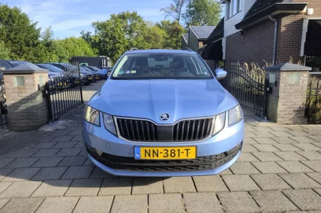 Škoda Octavia (2017) thumbnail 2