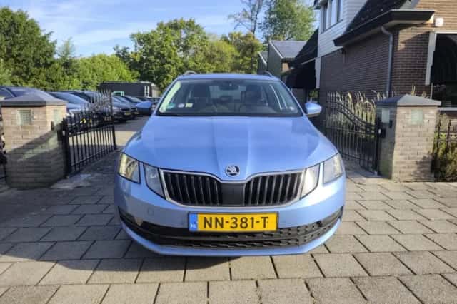 Škoda Octavia (2017) thumbnail 3