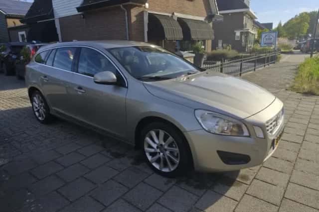 Volvo V60 (2012) thumbnail 3