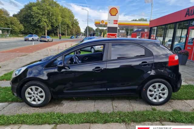 Kia Rio (2011) thumbnail 2