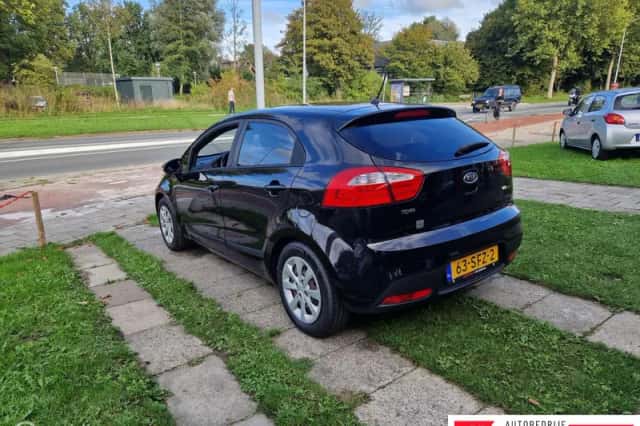 Kia Rio (2011) thumbnail 3