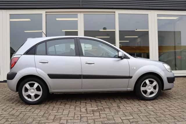 Kia Rio (2006) thumbnail 4