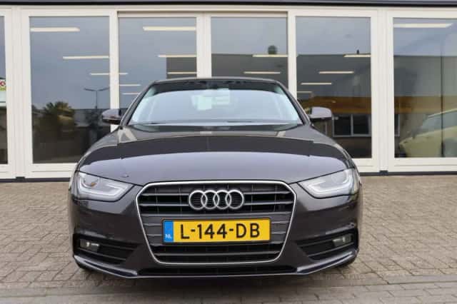 Audi A4 (2012) thumbnail 2