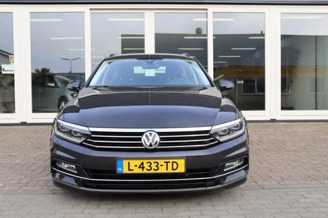 Volkswagen Passat (2018) thumbnail 2
