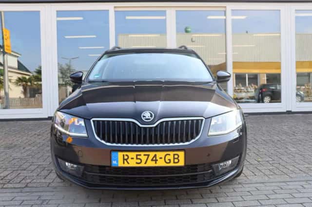 Škoda Octavia (2016) thumbnail 2