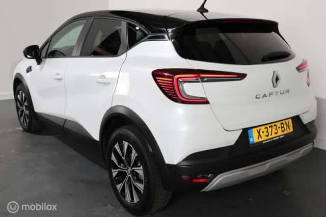Renault Captur (2023) thumbnail 6