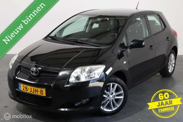 Toyota Auris (2009) thumbnail 2