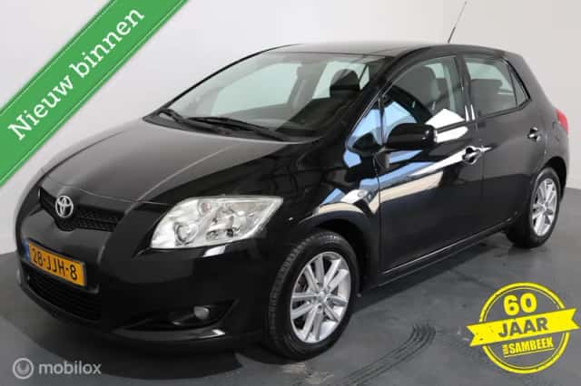 Toyota Auris (2009) thumbnail 3