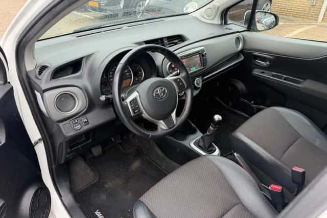 Toyota Yaris (2011) thumbnail 2