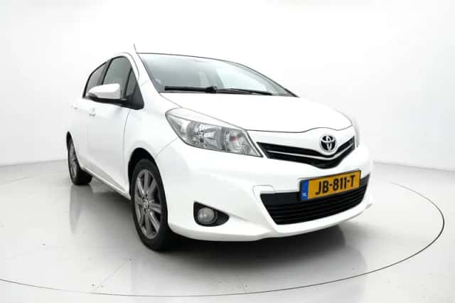 Toyota Yaris (2011) thumbnail 3