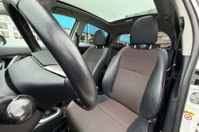 Toyota Yaris (2011) thumbnail 4