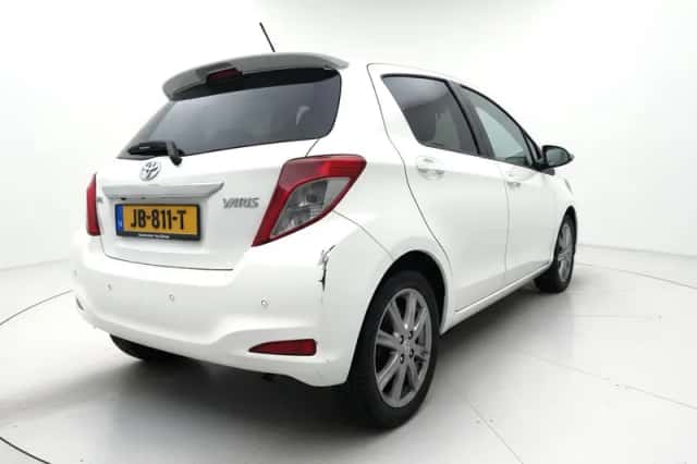Toyota Yaris (2011) thumbnail 5
