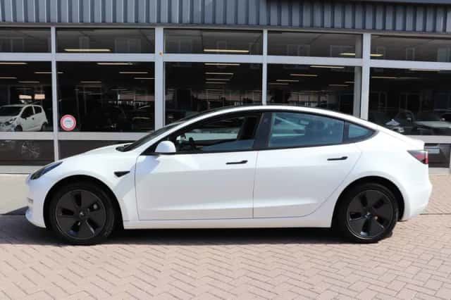 Tesla Model 3 (2023) thumbnail 2