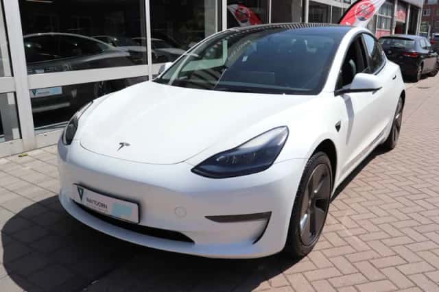 Tesla Model 3 (2023) thumbnail 3