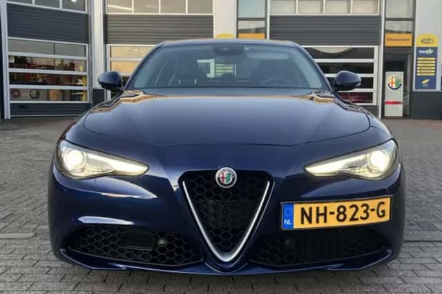 Alfa Romeo Giulia (2017) thumbnail 4