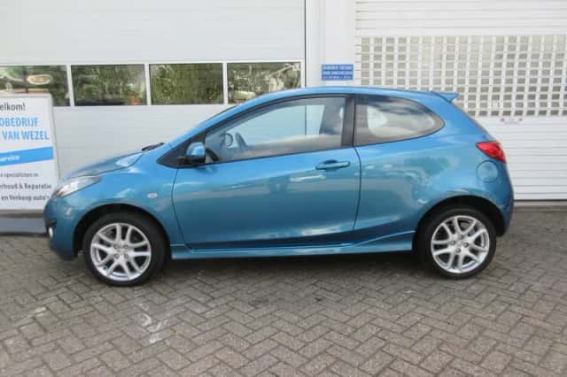 Mazda 2 (2011) thumbnail 2