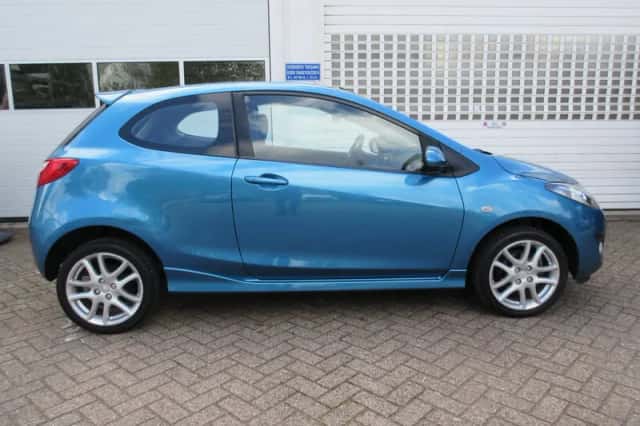 Mazda 2 (2011) thumbnail 3