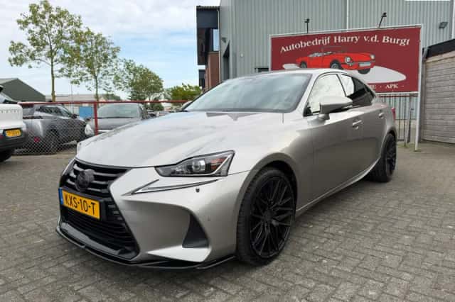 Lexus IS (2018) thumbnail 1
