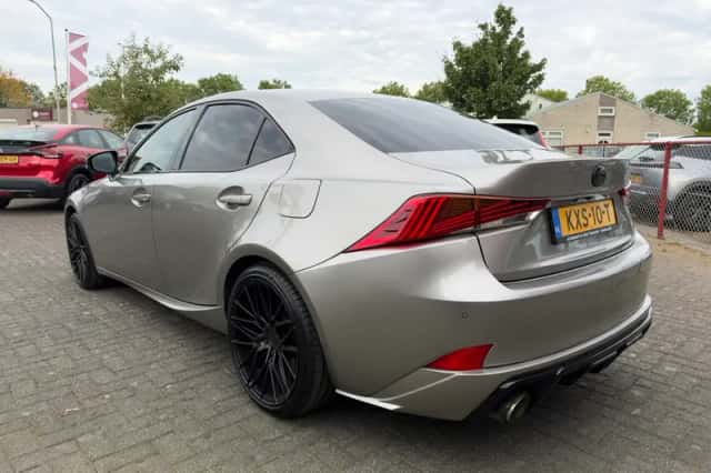 Lexus IS (2018) thumbnail 2