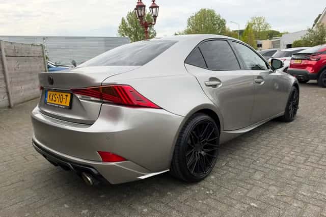 Lexus IS (2018) thumbnail 3