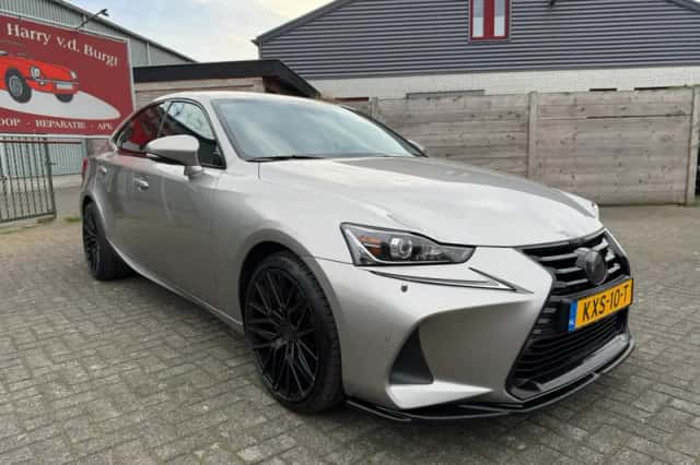 Lexus IS (2018) thumbnail 4