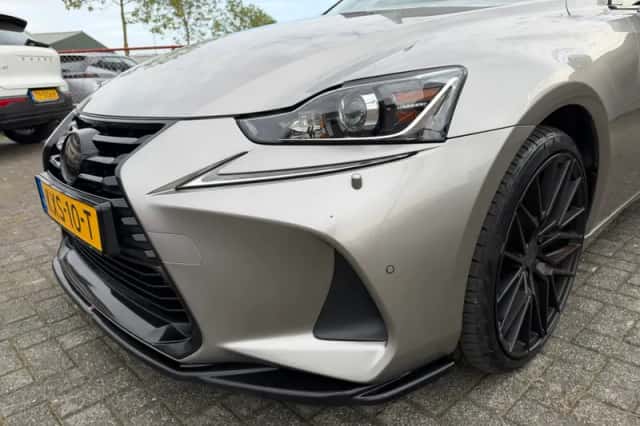 Lexus IS (2018) thumbnail 5