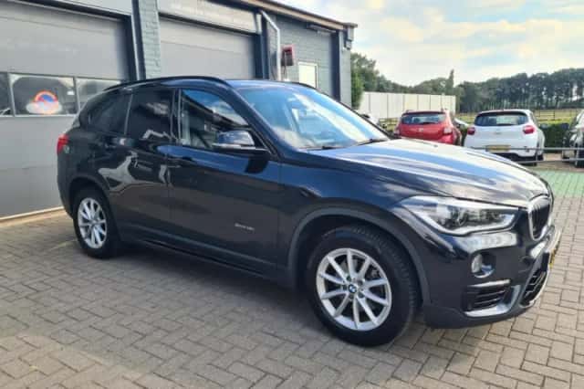 BMW X1 (2016) thumbnail 2