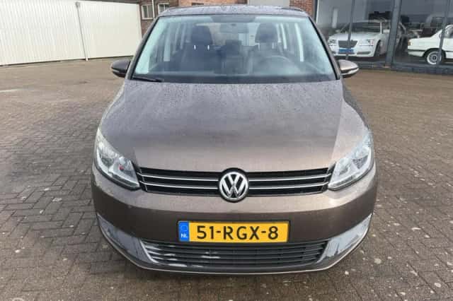 Volkswagen Touran (2011) thumbnail 2