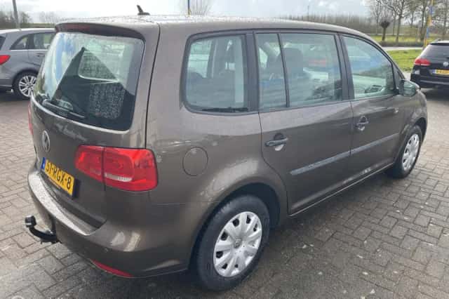 Volkswagen Touran (2011) thumbnail 4